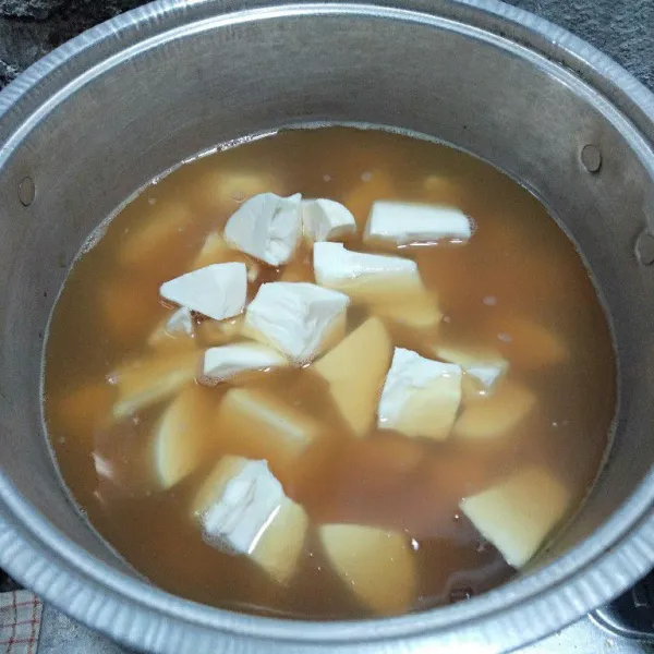 Masukan singkong ke dalam rebusan kacang Hijau.