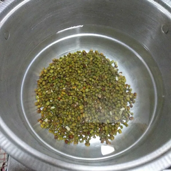 Rebus kacang hijau hingga matang.