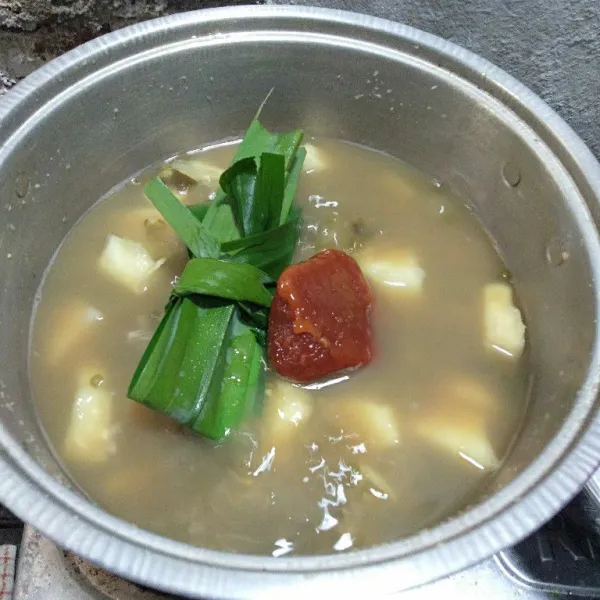 Kemudian masukan gula,garam,daun pandan dan gula batok ke dalam panci.