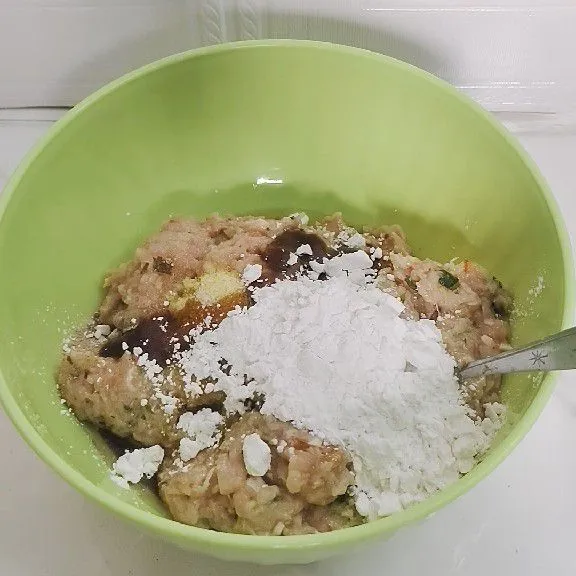 Kemudian tambahkan 3 sdm tepung tapioka