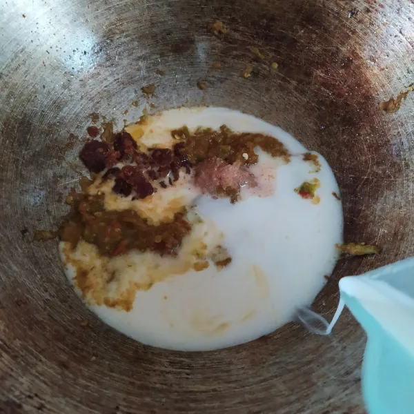 Tambahkan garam, gula merah dan tuangkan santan, aduk rata. Masak hingga matang dan kental. Gunakan api kecil.