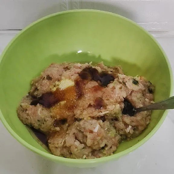 Lalu pindahkan ke dalam mangkuk dan beri bumbu penyedap rasa ayam, gula pasir, saus tiram, kecap asin dan minyak wijen
