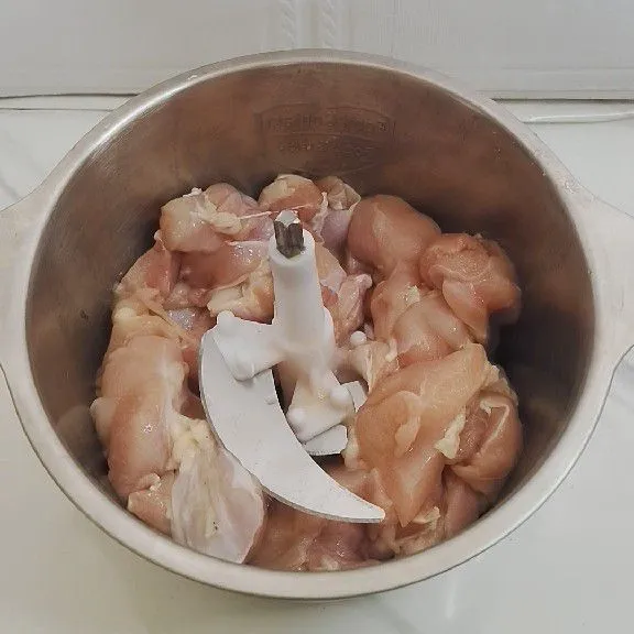 Masukan 600 gram paha ayam fillet ke dalam copper