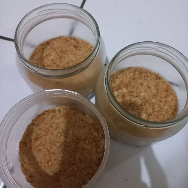 Keluarkan baham crust yang sudah mengeras dari dalam kulkas. Kemudian  potong-potong pisang.