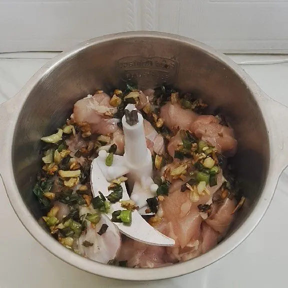Masukan irisan bawang putih dan daun bawang yg sudah ditumis, kemudian chopper kasar jangan terlalu halus