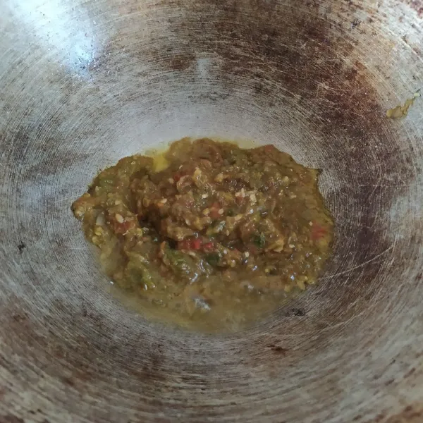 Panaskan minyak, tumis ulekan sambal hingga harum dan tanak. Gunakan api sedang.