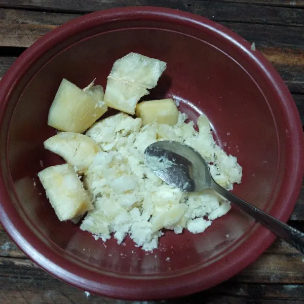 Tambahkan gula pasir lalu haluskan singkong yang sudah di kukus dengan sendok.