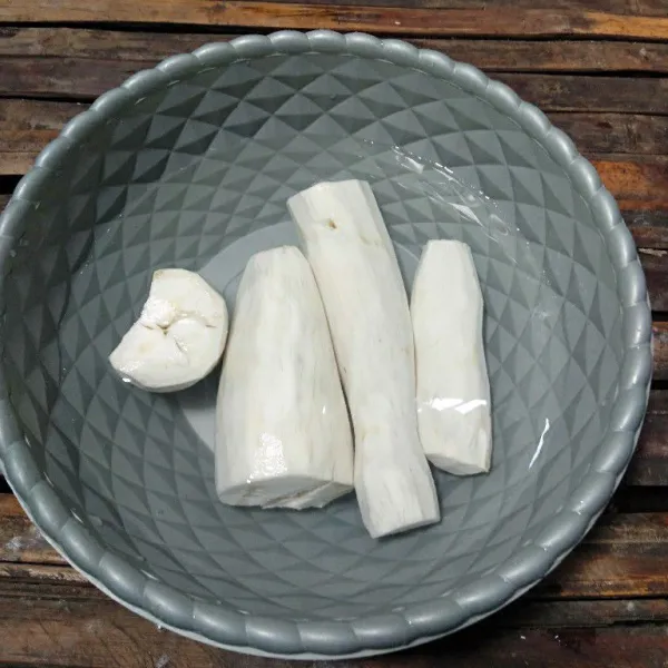 Kupas singkong potong lalu cuci bersih.