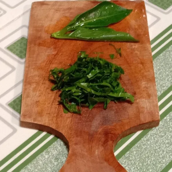 Iris-iris daun mengkudu.