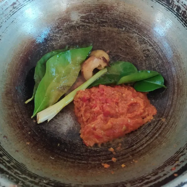 Panaskan minyak, tumis bumbu halus, lengkuas, sereh, daun jeruk, daun salam, hingga harum dan matang. Gunakan api sedang.