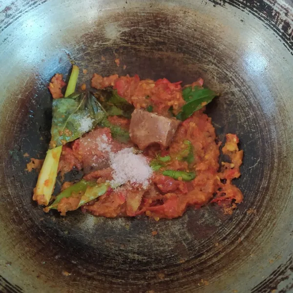 Tambahkan garam, gula pasir dan gula merah, aduk rata.