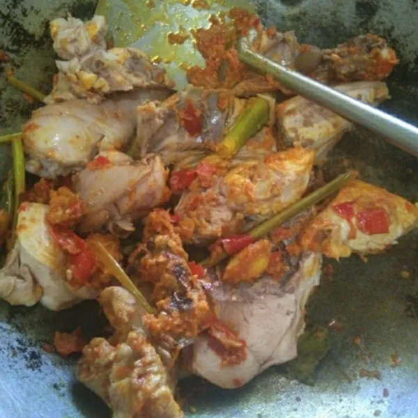 Setelah bumbu tercium wangi, masukkan semua ayam yang tadi telah direbus.