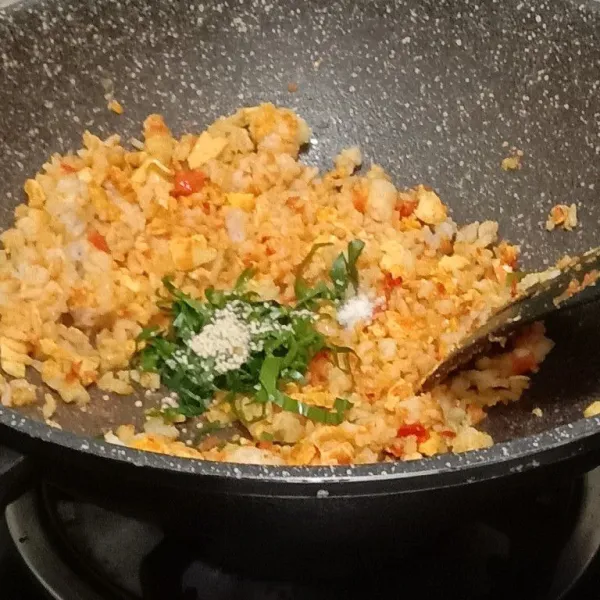 Masukkan daun mengkudu, garam dan kaldu bubuk.