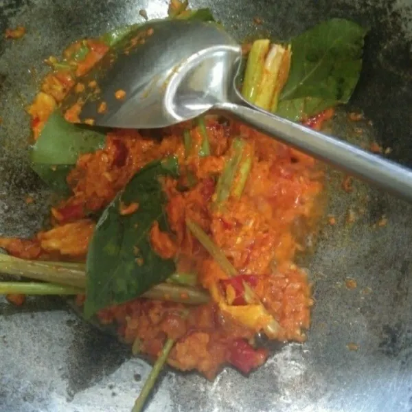 Siapkan wajan dan panaskan minyak goreng. Masukkan bumbu halus, serai, lengkuas dan daun salam lalu aduk.