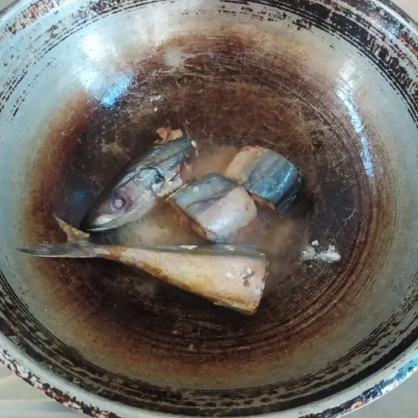 Panaskan minyak, goreng ikan sebentar. Gunakan api sedang.