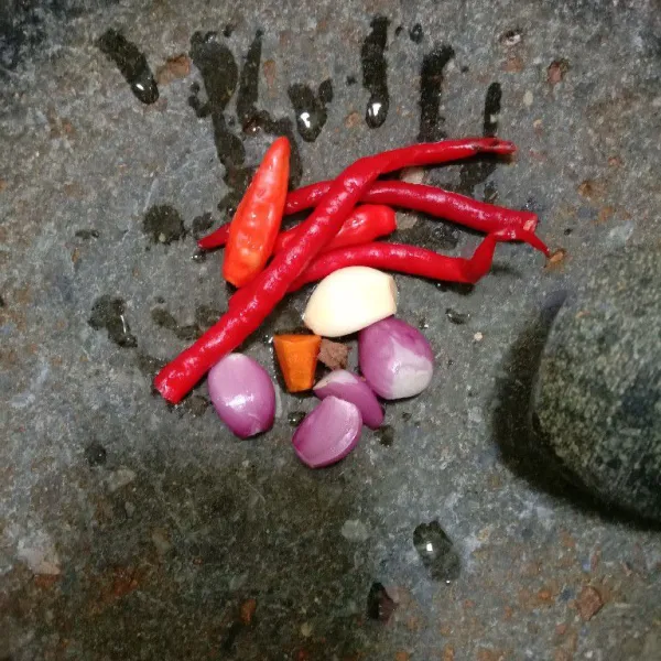 Cuci bersih cabe dan bawang.