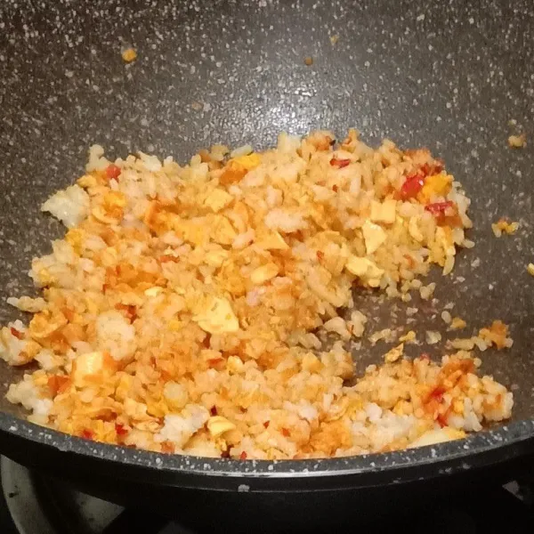 Masukkan nasi dan aduk rata.