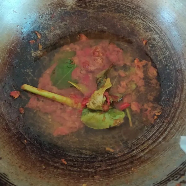 Tuangkan air, aduk rata. Masak hingga mendidih.