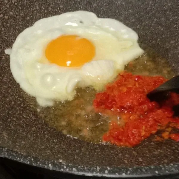 Tumis bumbu halus dan ceplok telur kemudian diorak arik.
