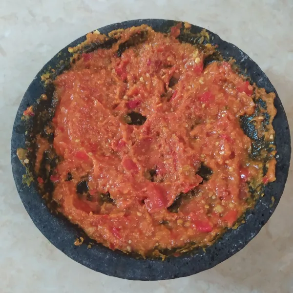 Ulek bumbu halus hingga lembut.