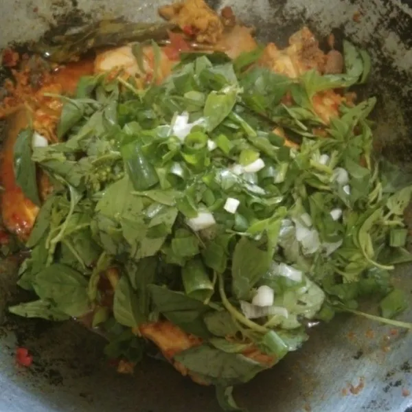 Masukkan irisan daun kemangi dan bawang daun lalu aduk semua hingga tercampur dan air agak menyusut. Jangan lupa koreksi rasa sebelum disajikan.
