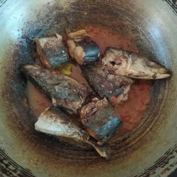 Masukkan ikan, aduk rata. Masak hingga matang, meresap dan kuahnya surut. Gunakan api kecil.