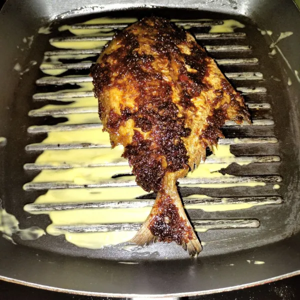Kemudian bakar ikan bakar dengan margarin hingga matang