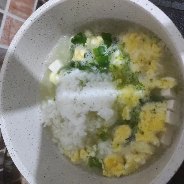 Terakhir masukan nasi. Masak sampai mengental dan air menyusut.