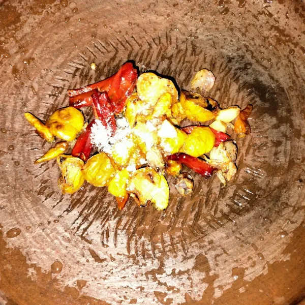 Kemudian haluskan sambal tambahkan garam dan gula pasir haluskan dan ikan bakar ikan dorang siap di sajikan bersama sambal tempong
