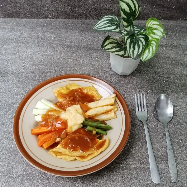 Penyajian: Tata telur dadar, irisan buncis, wortel, kentang dan timun tambahkan mustard Jawa dan siram dengan kuah sajikan segera