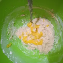 Tambahkan margarin cair, aduk kembali memakai garpu.