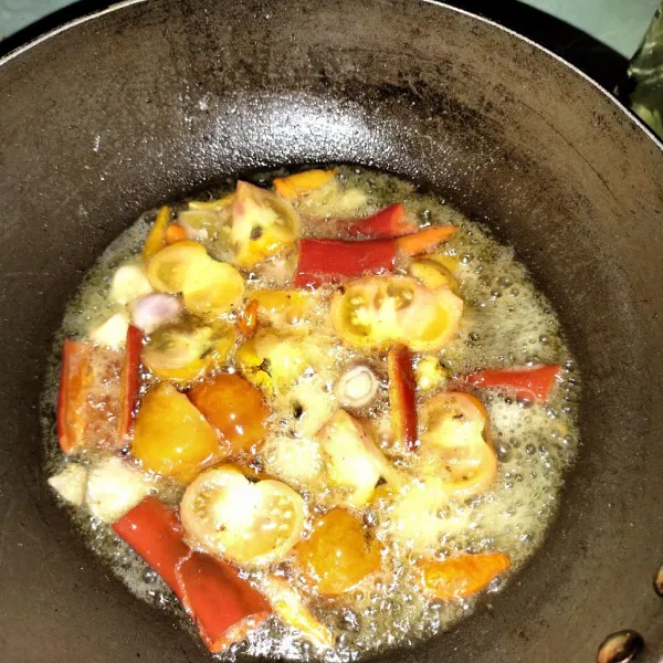 Kemudian goreng bahan sambal tempong hingga matang