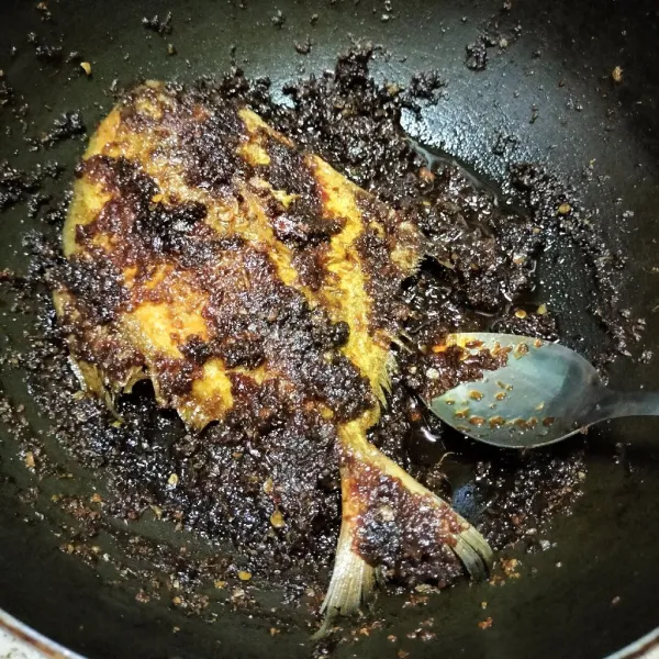 Kemudian lumuri ikan dengan bumbu ikan bakar secara merata