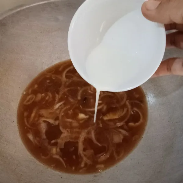 Tumis bawang putih, bawang bombai dan bawang merah hingga harum tambahkan kaldu udang yang sudah di saring, tambahkan saos tomat, kecap manis, cengkeh, gula, garam, lada bubuk aduk rata koreksi rasa, tambahkan larutan tepung maizena aduk hingga tercampur rata