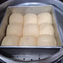 Sebelumnya dandang sudah dipanaskan ya selama 15 menit. Lalu kukus adonan roti selama 25-30menit dengan api sedang. Tutup kukusan dialasi serbet bersih.