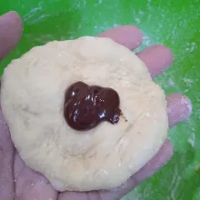 Ambil adonan isi dengan isian coklat. Lalu bulatkan lagi ulangi sampai habis.