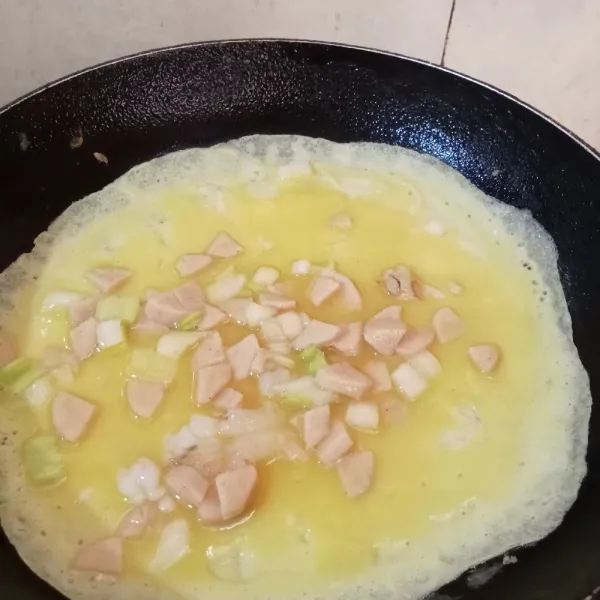 Panaskan teflon buat dadar, besar kecil dadar bisa disesuaikan selera