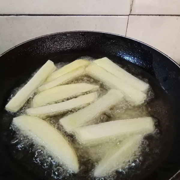 Goreng kentang hingga matang angkat dan tiriskan