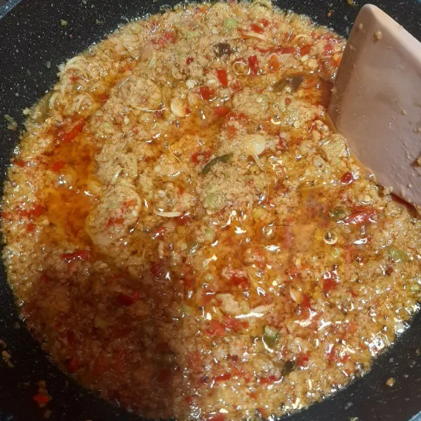 Tumis bumbu halus pakai api sedang cenderung kecil, masukan juga irisan sereh, usahakan minyak lebih banyak dari pada bumbu yaa, aduk terus agar bawahnya tidak gosong