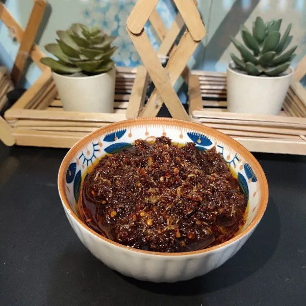 Pindahkan sambal hitam ke mangkuk, sambal hitam siap untuk menemani teman lauk mu, ga pakai bebek di ganti dengan ayam juga nikmat ☺