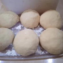 Setelah adonan mengembang 2x lipat , tinju adonan lalu bagi adonan sama rata bulatkan.