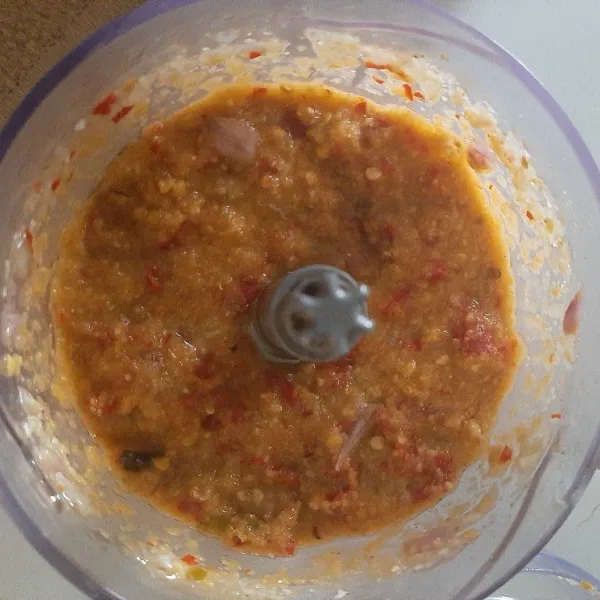 Blender bawang merah, bawang putih, kemiri, cabai, bubuk ketumbar & lada