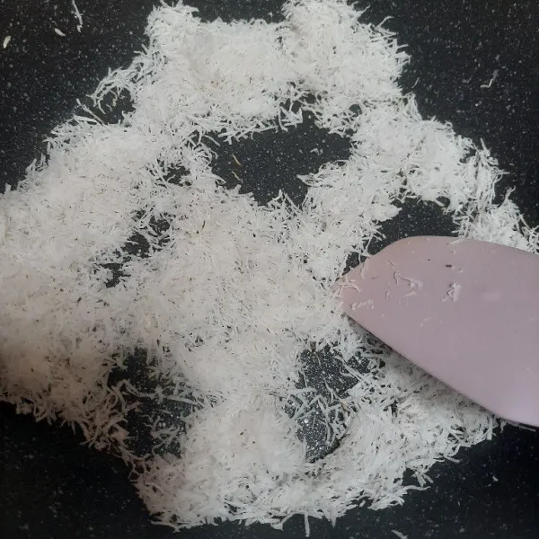 Sangrai kelapa parut sebentar saja, lalu ulek sampai keluar minyaknya, setelah itu sisihkan
