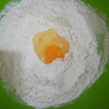 Tambahkan satu butir telur ayam.
