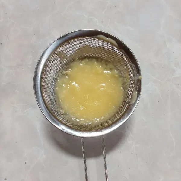 Buat mustard Jawa campur semua bahan kecuali margarin masak di api kecil hingga meletup-letup kemudian tambahkan margarin aduk rata kemudian saring.