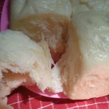 Liat deh seratnya , empuk banget ini roti.