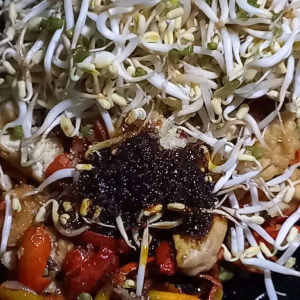 Masukkan tauge, garam, penyedap, gula, kecap aduk sampai matang