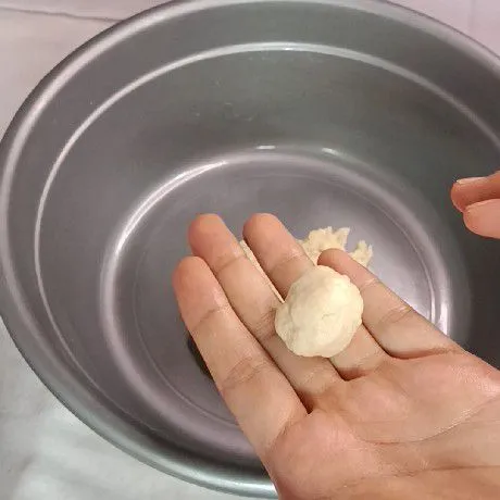 Bentuk adonan jadi bulat bulat