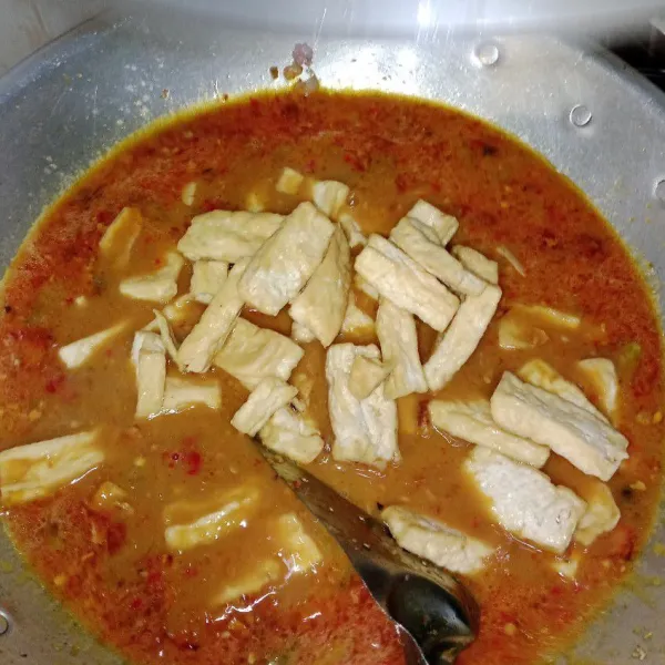 Setelah itu, masukkan tahu yang sudah digoreng. Tambahkan pete.