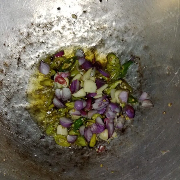 Tumis bumbu iris (cabe, bawang merah, bawang putih, dan cabe merah) hingga harum.